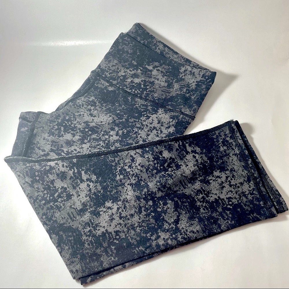 Alo Capri Leggings in black speckled color size M
